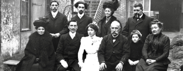 Mariage d'Henriette avec Gaston Gayon. Debout, Louis et Henri, ses deux frères, puis Mathilde et Arthur, ses parents. Assise à gauche, la mère de Gaston. Mariage d'Henriette avec Gaston Gayon. Debout, Louis et Henri, ses deux frères, puis Mathilde et Arthur, ses parents. Assise à gauche, la mère de Gaston.