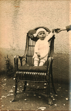 Henry-Louis, tenu droit par sa mère Henry-Louis, tenu droit par sa mère