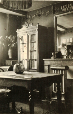 Le 16 rue Tournefort, où Henry-Louis a passé ses études avec sa mère. Ils avaient chacun leur lit à un bout et l'autre de cette pièce Le 16 rue Tournefort, où Henry-Louis a passé ses études avec sa mère. Ils avaient chacun leur lit à un bout et l'autre de cette pièce