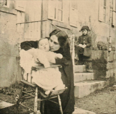 Henry-Louis et sa mère. On ne sait pas qui est la fille derrière, elle est trop âgée pour être sa cousine Henry-Louis et sa mère. On ne sait pas qui est la fille derrière, elle est trop âgée pour être sa cousine