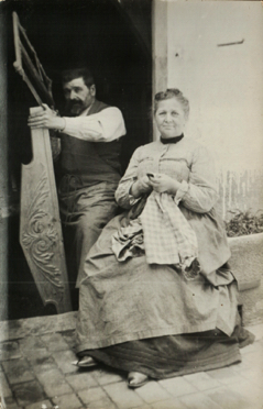 Les grands parents paternels d'Henry-Louis : Arthur et Mathilde Baratin. Comme il nous le montre, Arthur est menuisier Les grands parents paternels d'Henry-Louis : Arthur et Mathilde Baratin. Comme il nous le montre, Arthur est menuisier