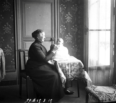 15 mars 1915. Mathilde avec son petit-fils Gilbert, fils de Louis (et donc cousin d'Henry-Louis) 15 mars 1915. Mathilde avec son petit-fils Gilbert, fils de Louis (et donc cousin d'Henry-Louis)