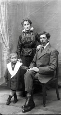 Avec leur fils Gilbert Avec leur fils Gilbert