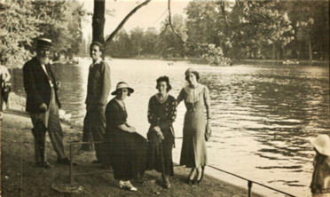 L'oncle Georges Dubois, Henry-Louis, sa mère, une inconnue, sa tante Thérèse Besse L'oncle Georges Dubois, Henry-Louis, sa mère, une inconnue, sa tante Thérèse Besse
