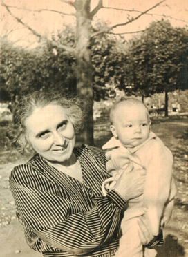 Marguerite Dubois, mère d'Henry-Louis, avec son petit-fils François Marguerite Dubois, mère d'Henry-Louis, avec son petit-fils François
