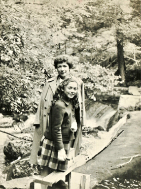 Il s'agit de Jeanne, la cousine d'Henry-Louis, fille de Georges Dubois, avec sa fille, Françoise. Cette fille est en contact avec nous et nous a fourni des photos Il s'agit de Jeanne, la cousine d'Henry-Louis, fille de Georges Dubois, avec sa fille, Françoise. Cette fille est en contact avec nous et nous a fourni des photos