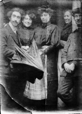 Henri, Henriette, inconnue, Mathilde, inconnu. À Auxerre le 26 décembre 1909, rue Besan. Le nom des deux inconnus est marqué au dos : Jeanne Miquet et Louis Lemoulle. Henri, Henriette, inconnue, Mathilde, inconnu. À Auxerre le 26 décembre 1909, rue Besan. Le nom des deux inconnus est marqué au dos : Jeanne Miquet et Louis Lemoulle.