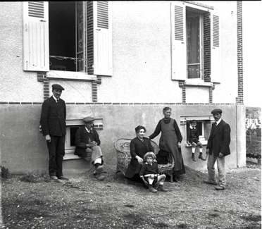 Auxerre, rue Vieillard. Gaston Gayon, Arthur, Henriette avec Gilbert, Mathilde, Robert, Louis Auxerre, rue Vieillard. Gaston Gayon, Arthur, Henriette avec Gilbert, Mathilde, Robert, Louis