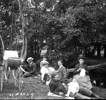 20 juin 1915. Gaston Gayon, Henriette au fond, inconnue, Arthur allongé avec son petit-fils Gilbert, Louis, Mathilde 20 juin 1915. Gaston Gayon, Henriette au fond, inconnue, Arthur allongé avec son petit-fils Gilbert, Louis, Mathilde