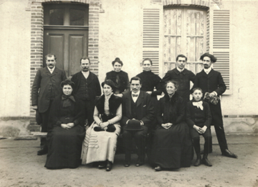Le lendemain du mariage de Henriette et de Gaston Gayon, soit le 26 janvier 1911. Louis et Henri à droite, Mathilde, la mère, assise avec eux. À gauche, la mère de Gaston. Le lendemain du mariage de Henriette et de Gaston Gayon, soit le 26 janvier 1911. Louis et Henri à droite, Mathilde, la mère, assise avec eux. À gauche, la mère de Gaston.