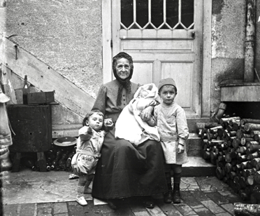 Mathilde avec ses trois petits-enfants : Henry-Louis, Robert (l'autre cousin d'Henry-Louis, frère cadet de Gilbert), Gilbert Mathilde avec ses trois petits-enfants : Henry-Louis, Robert (l'autre cousin d'Henry-Louis, frère cadet de Gilbert), Gilbert
