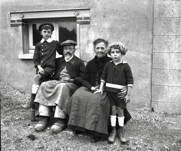 Arthur et Mathilde avec leur petits-enfants Gilbert et Robert Arthur et Mathilde avec leur petits-enfants Gilbert et Robert