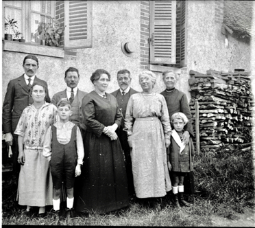 Louis est remplacé à gauche par sa femme, Hortense Fernicle Louis est remplacé à gauche par sa femme, Hortense Fernicle
