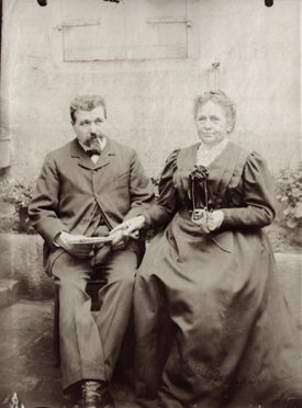 Arthur et Mathilde. Il tient à sa main le "Bourguignon". À l'époque, comme les gens gardaient leur costume toute leur vie, ils le déboutonnaient au fur et à mesure qu'ils prenaient du ventre Arthur et Mathilde. Il tient à sa main le "Bourguignon". À l'époque, comme les gens gardaient leur costume toute leur vie, ils le déboutonnaient au fur et à mesure qu'ils prenaient du ventre