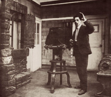 Louis avec son appareil photo. Il a pris la plupart des photos de cette famille Louis avec son appareil photo. Il a pris la plupart des photos de cette famille