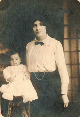 Toujours elles. Commentaire de l'intéressée : "Nous voici toutes les deux raides comme des piquets. Au port d'armes dedans l'album de famille en mai 1915 ! Tu étais une grande fille et c'était la dernière photo car le vaillant guerrier allait revenir" Toujours elles. Commentaire de l'intéressée : "Nous voici toutes les deux raides comme des piquets. Au port d'armes dedans l'album de famille en mai 1915 ! Tu étais une grande fille et c'était la dernière photo car le vaillant guerrier allait revenir"