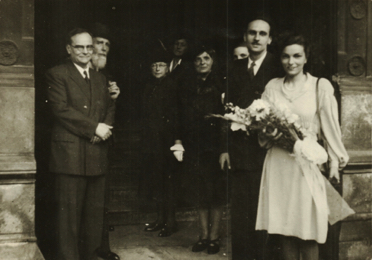 Leur mariage, le 22 juillet 1946. Aristide, Georges Dubois, Henriette Baratin, une inconnue, Madeleine, Marie-Madeleine Leur mariage, le 22 juillet 1946. Aristide, Georges Dubois, Henriette Baratin, une inconnue, Madeleine, Marie-Madeleine