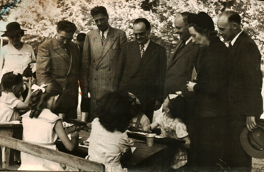 Aristide, au centre, dans ses fonctions de président de la Jeunesse en Plein Air Aristide, au centre, dans ses fonctions de président de la Jeunesse en Plein Air