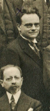 Aristide, au milieu d'une grande photo des professeurs du lycée Rollin Aristide, au milieu d'une grande photo des professeurs du lycée Rollin