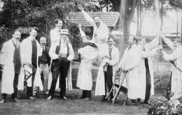 Marcel pendant ses études de médecine. Un peu à gauche, les mains dans les poches avec un chapeau Marcel pendant ses études de médecine. Un peu à gauche, les mains dans les poches avec un chapeau