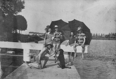 Marcel, assis, il tient le premier parapluie Marcel, assis, il tient le premier parapluie