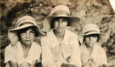 Les trois sœurs, Hélène, Marie-Madeleine, Marguerite. Juillet 1928 à Tharon, à la mer Les trois sœurs, Hélène, Marie-Madeleine, Marguerite. Juillet 1928 à Tharon, à la mer