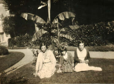 Marie-Madeleine, Marguerite, Hélène. Septembre 1931 Marie-Madeleine, Marguerite, Hélène. Septembre 1931