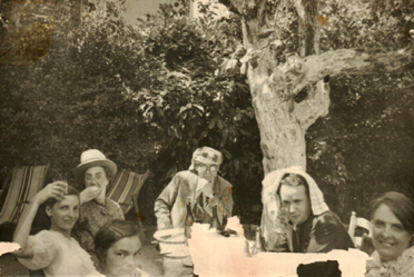 Dans le sens des aiguilles d'une montre : Marguerite, Marie-Madeleine, inconnu, Aristide Beslais, Pierre Castex, Madeleine. En vacances, 1938. Dans le sens des aiguilles d'une montre : Marguerite, Marie-Madeleine, inconnu, Aristide Beslais, Pierre Castex, Madeleine. En vacances, 1938.