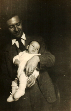 Jacques Feydy avec son fils Julien (mari et enfant d'Hélène) Jacques Feydy avec son fils Julien (mari et enfant d'Hélène)
