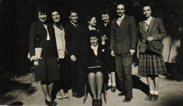 Henry-Louis et Marguerite à droite, l'année où ils se sont rencontrés, à l'Université. Henry-Louis et Marguerite à droite, l'année où ils se sont rencontrés, à l'Université.
