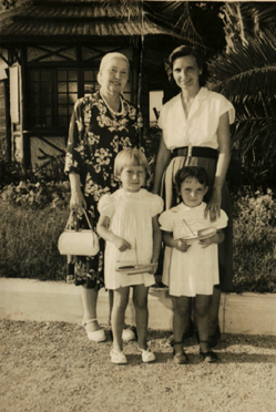 Marie-Madeleine à droite. Écrit au dos : "J'envoie mon portrait à Peya pour la St Peya [son père, Aristide] en attendant mieux. Vous voyez que je suis avec les De Lipsky. "