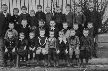 Aristide Beslais, père de Marguerite. Au 2e rang, 3e à partir de la droite. Aristide Beslais, père de Marguerite. Au 2e rang, 3e à partir de la droite.