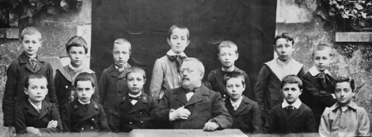 Aristide, 2e rang, 2e en partant de la gauche Aristide, 2e rang, 2e en partant de la gauche