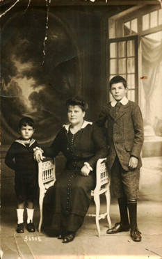 Valentine avec ses deux fils Valentine avec ses deux fils