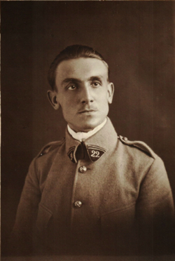 Georges. Écrit au dos, probablement par lui à l'intention de sa cousine Marguerite : "Lorsque j'étais déjà un mâle guerrier" Georges. Écrit au dos, probablement par lui à l'intention de sa cousine Marguerite : "Lorsque j'étais déjà un mâle guerrier"