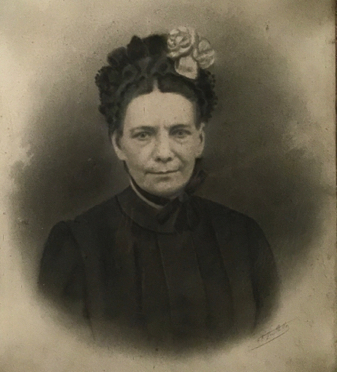 Toujours elle. Photo agrandie en tableau, qui était accroché au-dessus du lit de Marguerite Toujours elle. Photo agrandie en tableau, qui était accroché au-dessus du lit de Marguerite