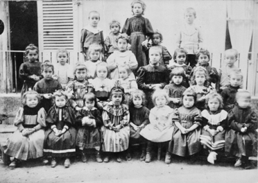 Madeleine, au 2e rang, 3e en partant de la gauche. Madeleine, au 2e rang, 3e en partant de la gauche.