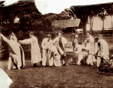Marcel, toujours en train de travailler sa médecine, un peu à droite, assis avec un chapeau Marcel, toujours en train de travailler sa médecine, un peu à droite, assis avec un chapeau