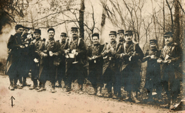 Aristide à gauche, dans son régiment. Ses camarades qu'on voit sur cette photo ont été décimés peu après sa démobilisation. Cette photo lui provoquait une grande émotion. Aristide à gauche, dans son régiment. Ses camarades qu'on voit sur cette photo ont été décimés peu après sa démobilisation. Cette photo lui provoquait une grande émotion.
