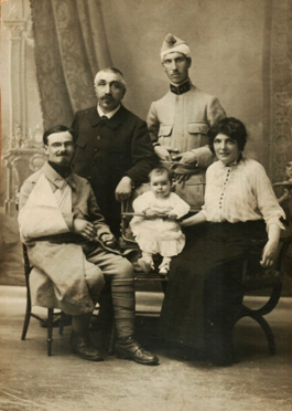 Assis : Aristide, Marie-Madeleine, Madeleine. Debout : inconnus. C'est après la démobilisation d'Aristide pour blessure à la main Assis : Aristide, Marie-Madeleine, Madeleine. Debout : inconnus. C'est après la démobilisation d'Aristide pour blessure à la main