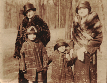 Les deux filles sont Hélène et Marguerite. Les noms des deux femmes sont marqués au dos : Yvonne Grimaud et sa mère, on ne les connaît pas. Les deux filles sont Hélène et Marguerite. Les noms des deux femmes sont marqués au dos : Yvonne Grimaud et sa mère, on ne les connaît pas.