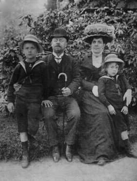 Henri Beslais fils, avec sa femme et ses deux fils. C'est l'oncle de Marguerite. Les fils sont Georges et Maurice. Henri Beslais fils, avec sa femme et ses deux fils. C'est l'oncle de Marguerite. Les fils sont Georges et Maurice.