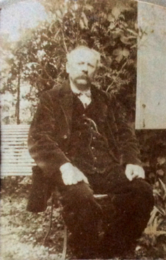 Henri Dalby, le père de Joseph Dalby. Il était menuisier et construisait des moulins, il était connu pour avoir un mauvais caractère mais Henry-Louis, qui l'a connu, avait un très bon souvenir de lui. Henri Dalby, le père de Joseph Dalby. Il était menuisier et construisait des moulins, il était connu pour avoir un mauvais caractère mais Henry-Louis, qui l'a connu, avait un très bon souvenir de lui.