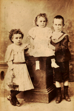 Ses trois enfants : Gabrielle, Marguerite, et Georges Dubois (tante, mère et oncle d'Henry-Louis) Ses trois enfants : Gabrielle, Marguerite, et Georges Dubois (tante, mère et oncle d'Henry-Louis)