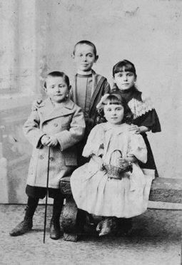 Joseph Dalby, cousin et ami de la famille, Georges, Marguerite et Gabrielle Dubois Joseph Dalby, cousin et ami de la famille, Georges, Marguerite et Gabrielle Dubois