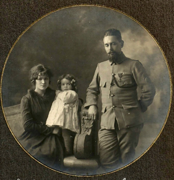 Georges et Thérèse avec leur fille, Jeanne (cousine d'Henry-Louis) Georges et Thérèse avec leur fille, Jeanne (cousine d'Henry-Louis)