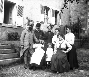 Le couple, avec les parents d'Henri, l'enfant est Gilbert (le neveu d'Henri), les femmes sont Hortense Fernicle (belle-sœur d'Henri), Thérèse Besse (belle-sœur de Marguerite, femme de Georges), inconnue Le couple, avec les parents d'Henri, l'enfant est Gilbert (le neveu d'Henri), les femmes sont Hortense Fernicle (belle-sœur d'Henri), Thérèse Besse (belle-sœur de Marguerite, femme de Georges), inconnue
