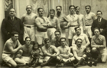 Georges Dubois dans son équipe de rugby. C'est le barbu au ballon Georges Dubois dans son équipe de rugby. C'est le barbu au ballon