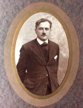 Joseph Dalby, le cousin, plus vieux. Il était instituteur et poète, lui et Marguerite ont toujours été proches. Joseph Dalby, le cousin, plus vieux. Il était instituteur et poète, lui et Marguerite ont toujours été proches.