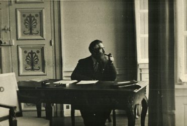 Posant au bureau du Secrétaire générale de la préfecture, où il travaille comme chef de bureau Posant au bureau du Secrétaire générale de la préfecture, où il travaille comme chef de bureau